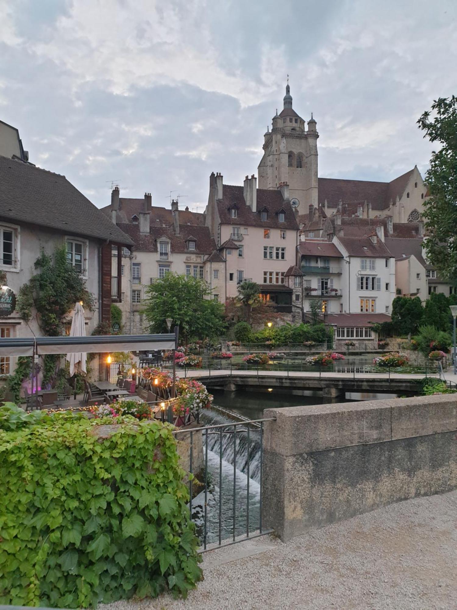 Le Matin Calme - Charme Ancien - Vue Canal Apartment Dole Luaran gambar